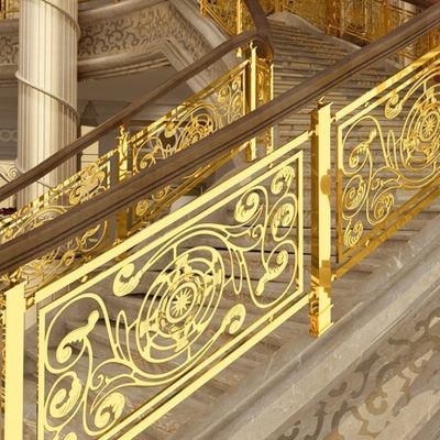 Kundengebundene Metalltreppe, die feste Aluminiumplatten-modernes Goldtreppen-Geländer mit der Eisenbahn befördert
